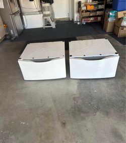 Washer dryer pedestals