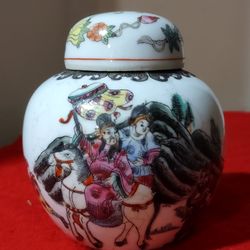Vintage Chinese Porcelain Ginger Jar w/ Lid – Made in Macau – Famille Rose Scene
Beautiful mid-late 20th century Chinese export porcelain ginger jar, 