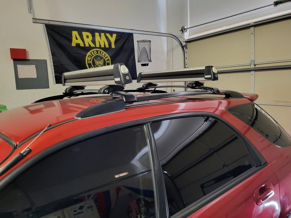 Thule Universal Flat Top 6 Ski & Snowboard Rack for Sale in North Las