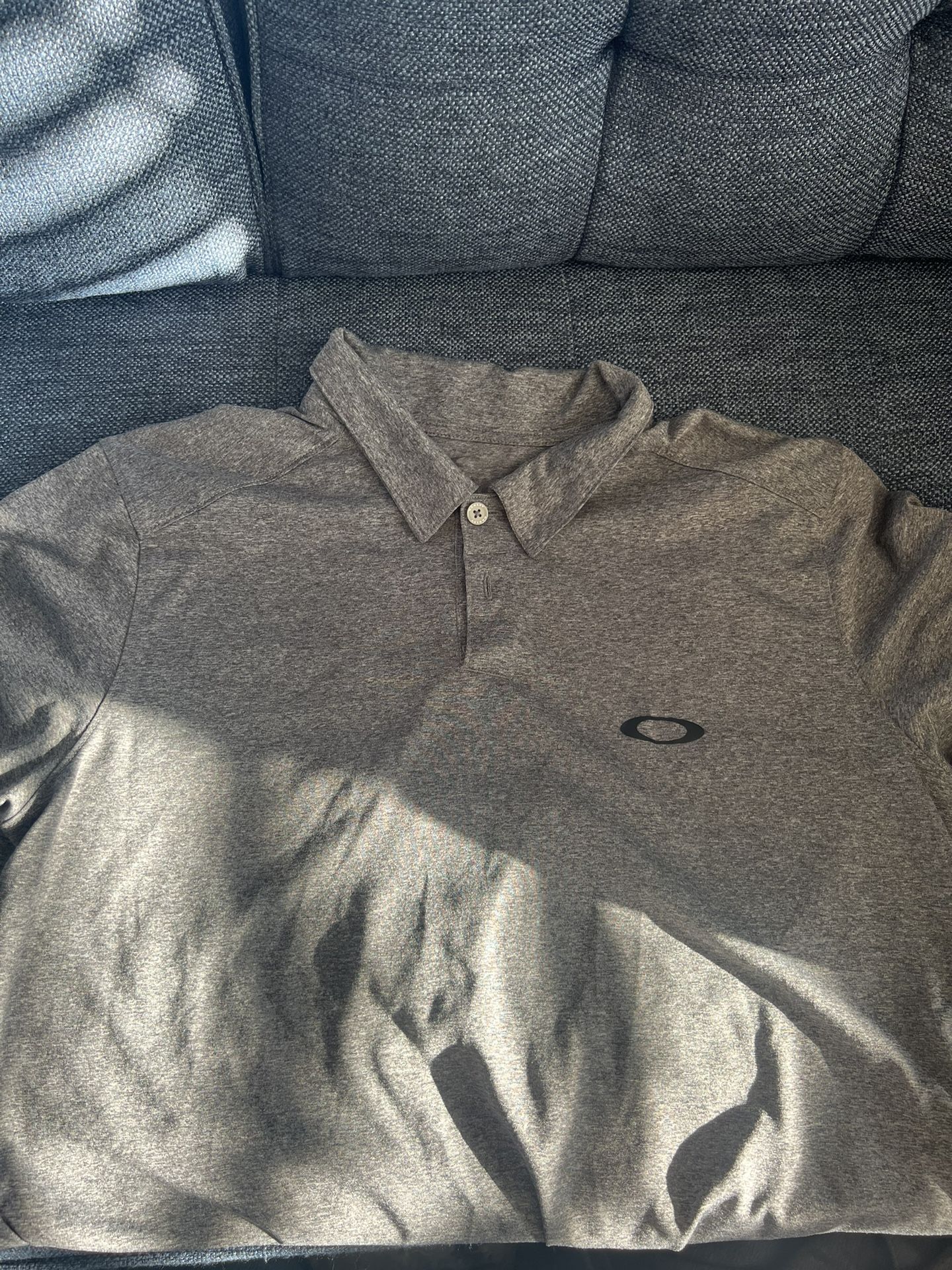 Men’s Oakley Grey Golf Polo Size Medium 