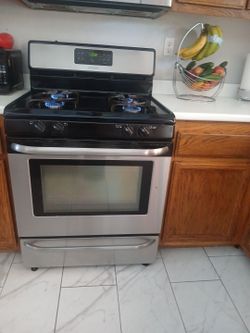 FRIGIDAIRE  BLAKE   EN SILVER  COLOR