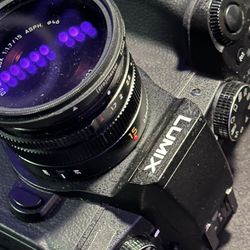 Panasonic LUMIX G85 Camera Leica 15mm f1.7 lens Strap & Batteries