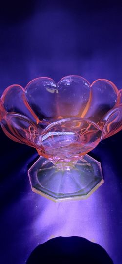Beautiful Vintage McKee Colonial Pink Glass Pedestal Bowl/ Centerpiece