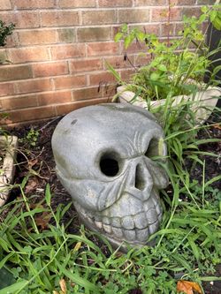 Large HEAVY Concrete Skull Garden Statue