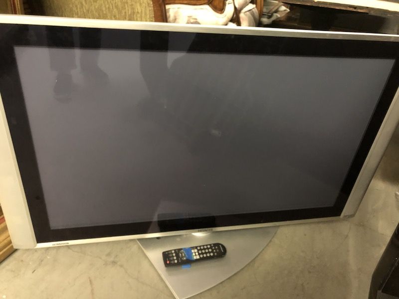 Hitachi 42HDS69 42" UltraVision high-definition plasma TV