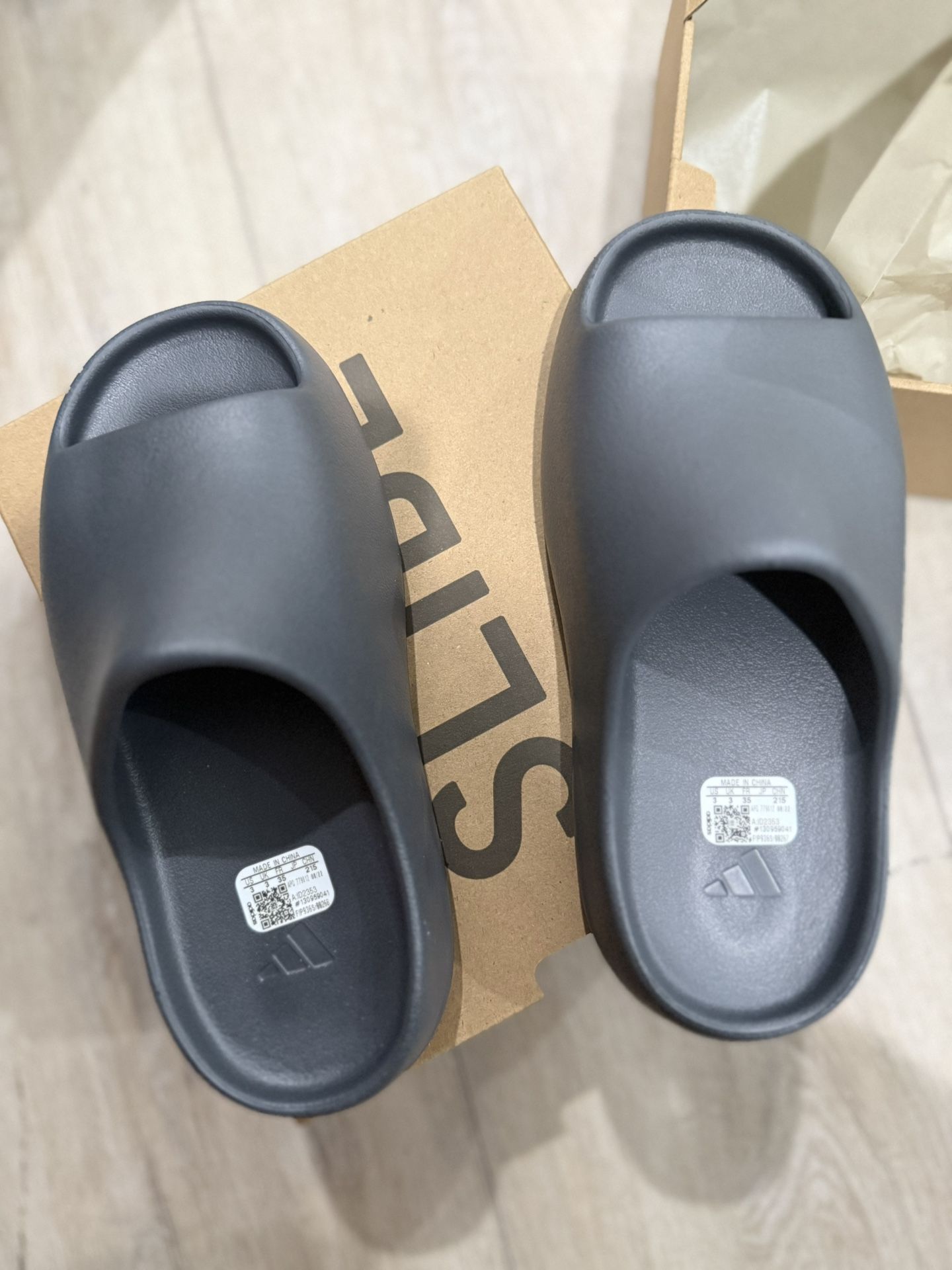 Brand New with box Adidas Yeezy Slide Slate Grey Size 3Y