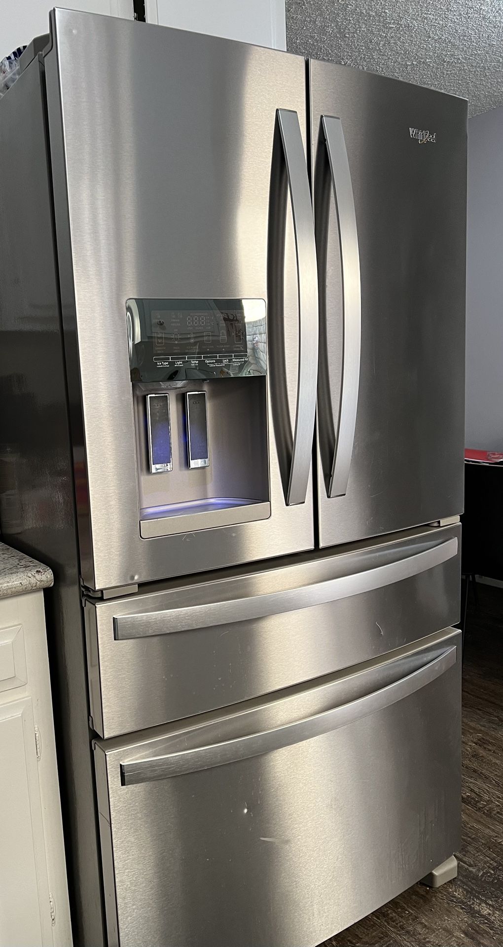 Whirlpool Refrigerator For Sale. Lightly Used * GREAT CONDTION *
