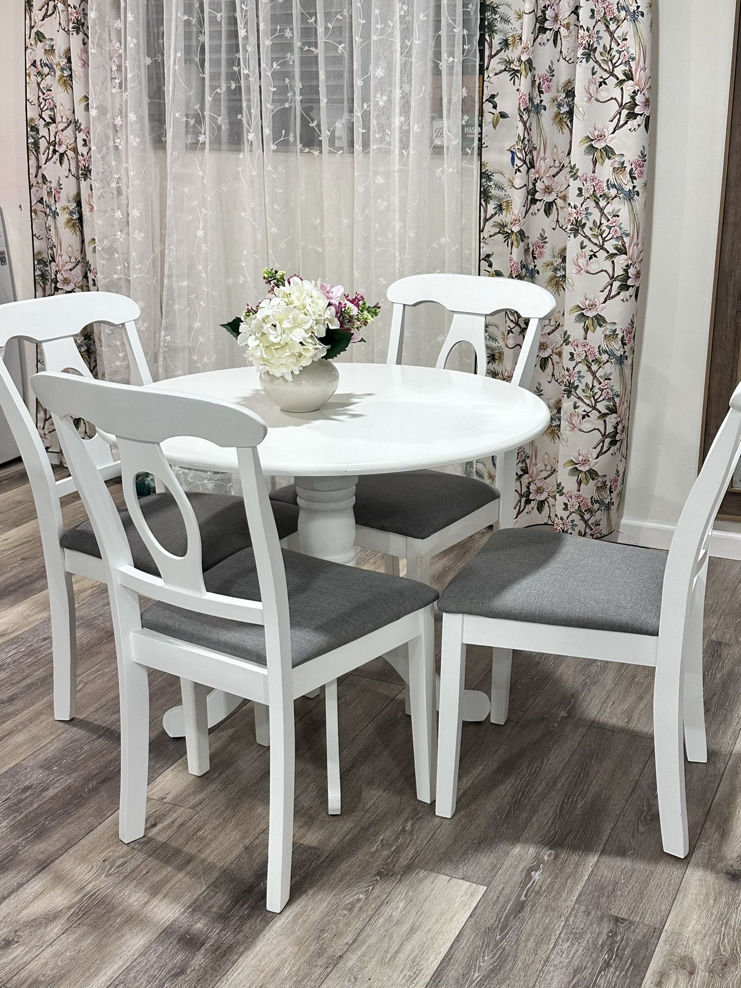 Kitchen Table And 4 Chairs