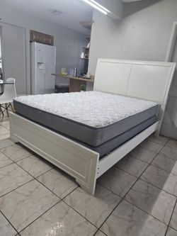 SE VENDE HERMOSA CAMA TAMAÑO QUEEN COMPLETA.