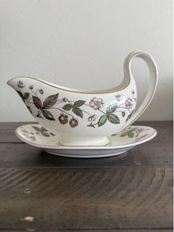 Wedgwood Strawberry Hill Gravy Boat with Underplate – Bone China England