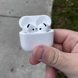 Apple 4 AirPods