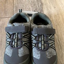 Kids tennis shoes