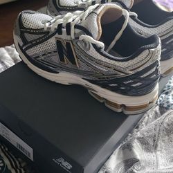 New Balance  Womens Size 9