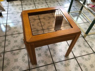 Set of 2 wood end tables