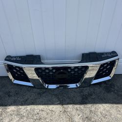 2005 2006 2007 Nissan Pathfinder Front Upper Grille OEM 62310EA700