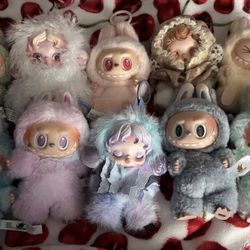 authentic labubus / skull pandas