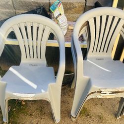 6 Plastic Chairs 