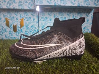 Soccer cleats us size 4.5youth