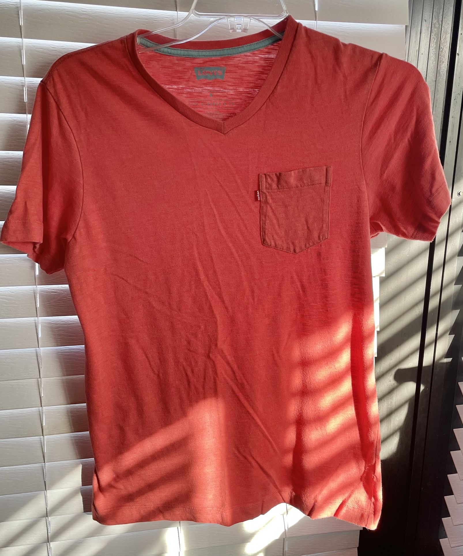 LEVI'S® Pocket Tee - V-Neck T-Shirt w/ Logo - Unisex - Sz M