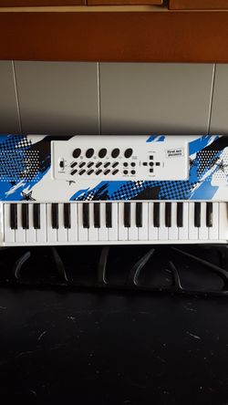 Kids keyboard with batteries