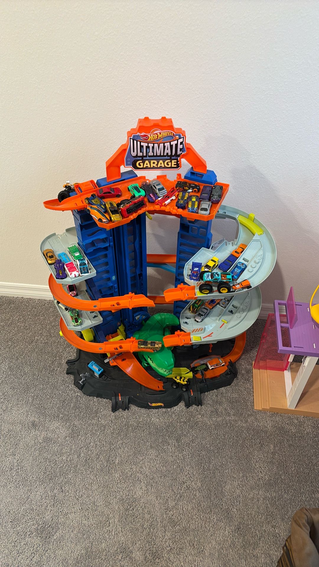 Hot wheels Ultimate Garage With Cars