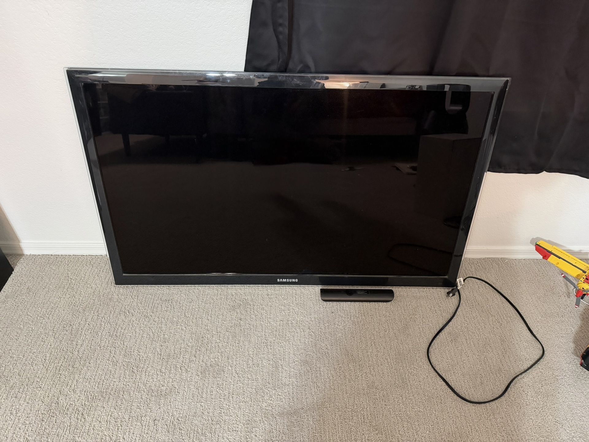46” Samsung Flat Screen 1080p w/remote