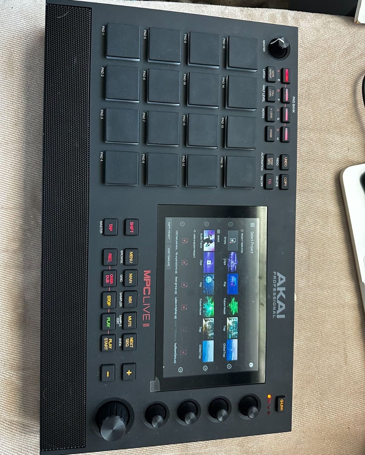 Akai MPC Live II (PORTABLE)