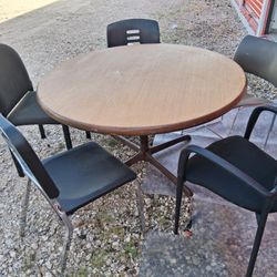 Table and 5 Chairs $75 Dlls. 