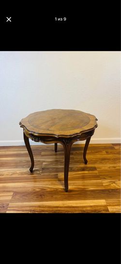 Karges Round Wood Accent Side Table – Vintage Traditional End Table