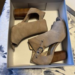 Size 7.5 Tan Women’s Heels