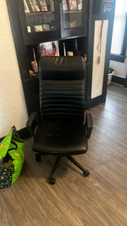 Black office chair