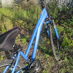 Schwinn women's 28 inch hybrid aluminum Trailway . Like new no damage at all. Retails 4 $399