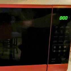 LIKE NEW BLACK AND RED MINI MICROWAVE.