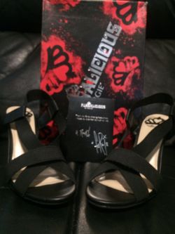 New Sz 7 1/2 Blk strappy Heels.