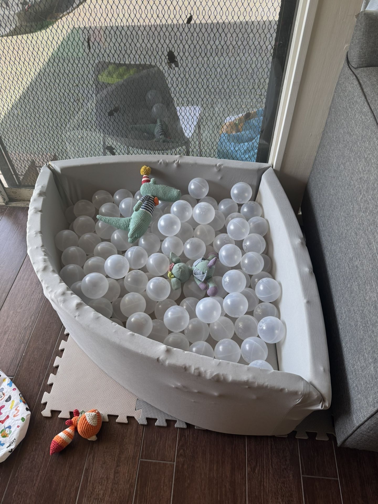 Corner ball pit