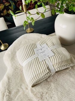 Parachute cream knit throw blanket-new