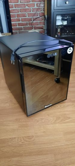 Wine refrigerator