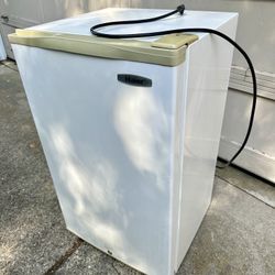 Haier mini refrigeratorf - Capacity: 5.8 cu.ft.
