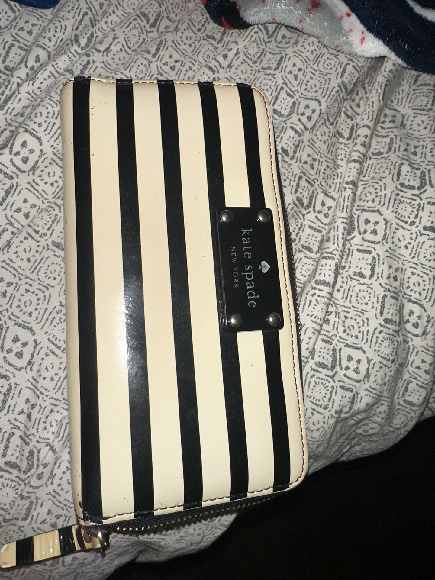 Kate Spade Zip Around Cream And Black Wallet