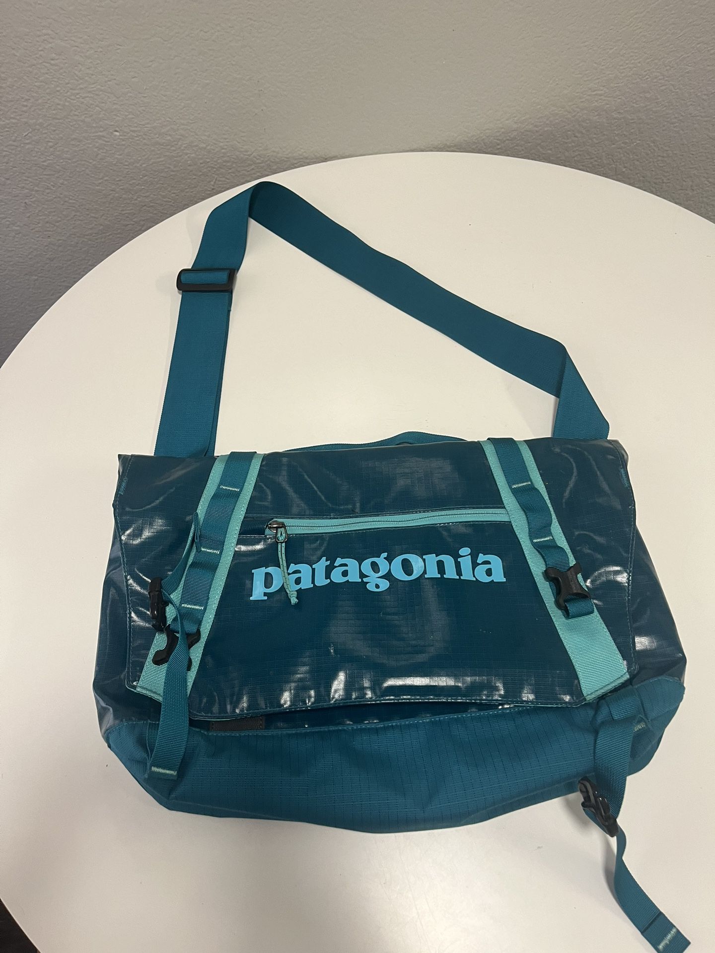 Patagonia Black Hole Messenger Bag Teal 