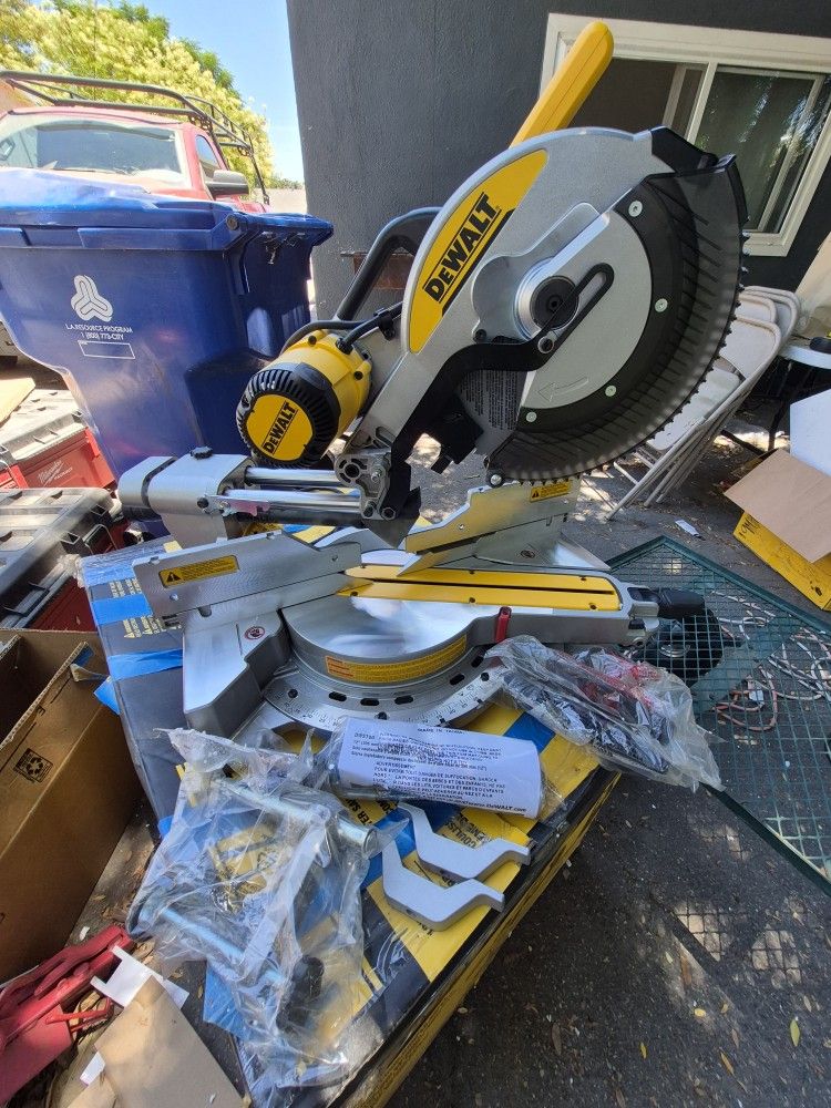 DEWALT 15 Amp Corded 12 in. Double Bevel Sliding Compound Miter Saw