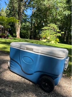52 quart Coleman rolling ice chest