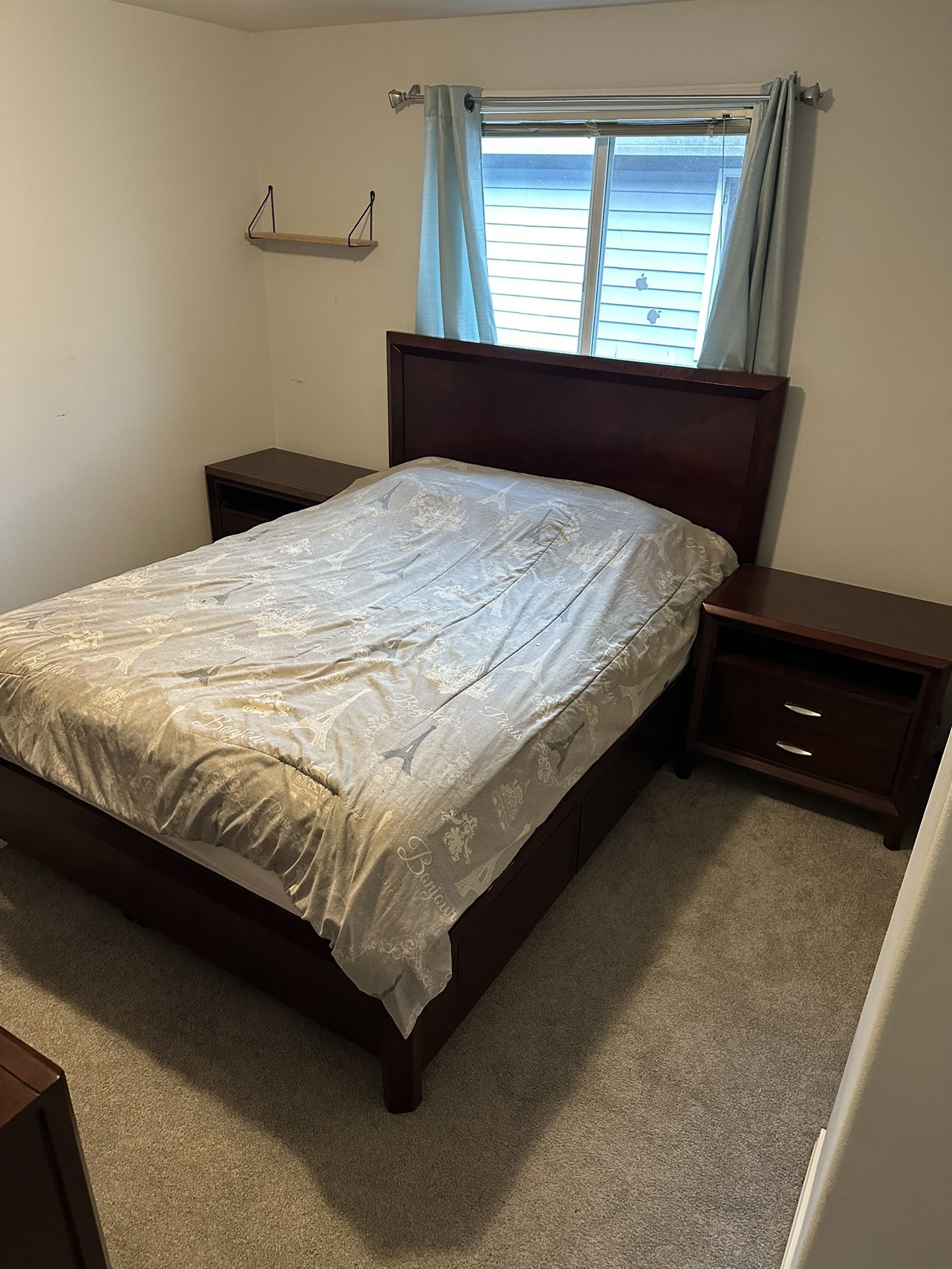 NICE 5 Piece Queen Bedroom Set With Storage!