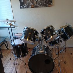 Black Evans Drum set With 2 Snares, 3 Cymbals, Hi -Hat ,2 Floor Toms Extra Drumsticks All In Wonderful Condition 7 Peace Drum Set 