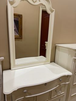 5 piece white Bedroom set. Twin bed. Desk.