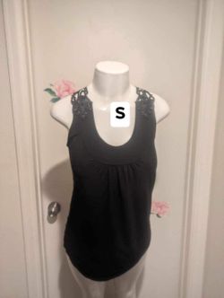 New women’s top size small