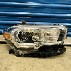 2016,2017,2018,2019,2020,2021,2022,2023 Toyota Tacoma Headlight/Foco Luz Rh Passenger Oem  Clean