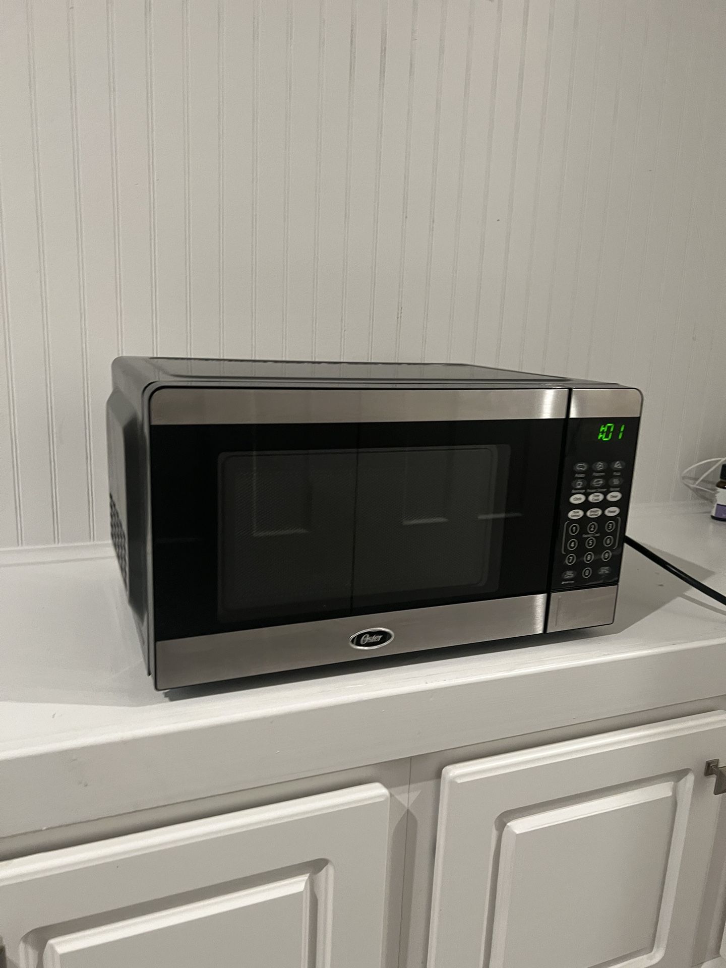 Oster .7-cu-ft. Microwave Oven 