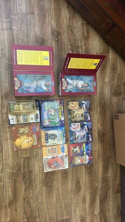 Box of starting lineup collectibles (2 limited edition babe Ruth collectibles)