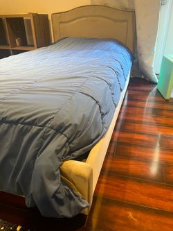 Light gray upholsters kids twin bed